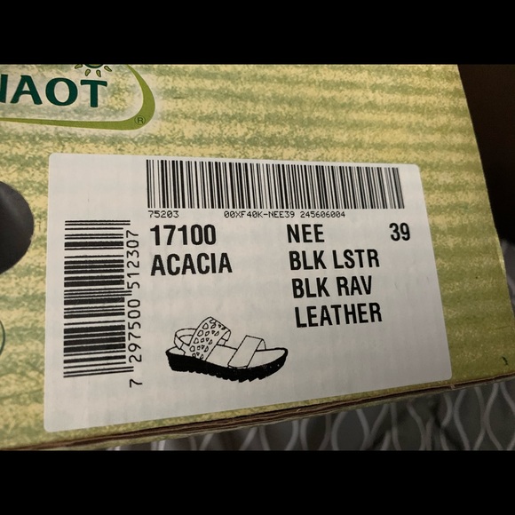 Brand new Naot Acacia sandals